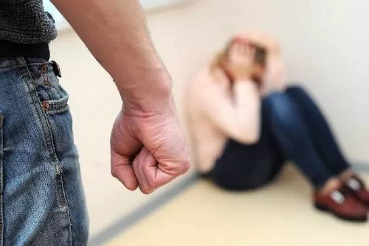 Masazırda 65 yaşlı kişi  özündən 16 yaş kiçik  sevgilisini döydü