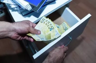Milyon yarım pulu mənimsəyən baş mütəxəssisin məhkəməsi BAŞLADI