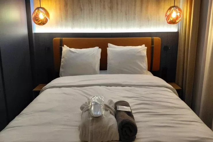 Otel otağınızda və kirayə evdə  gizli kameranı   bu üsulla tapın