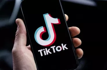 Parkda canlı yayım açıb söyüş söyən "tiktoker" həbs olundu