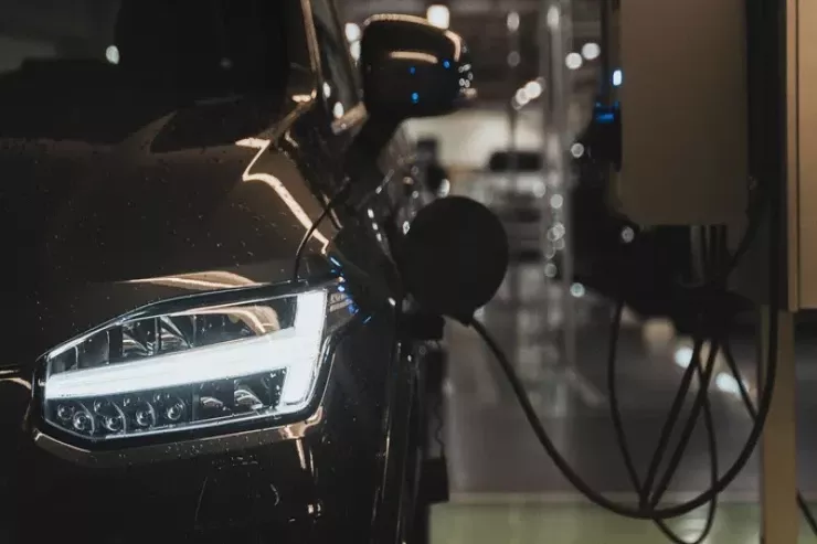 Elektromobillər üçün  inqilab:   yolda  şarj edə   biləcəklər