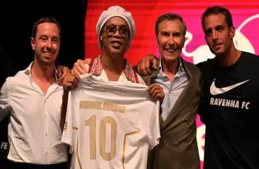 Ronaldinyo 11 ildən sonra  futbola  qayıdır: Digər əfsanələr də  bunu ediblər 