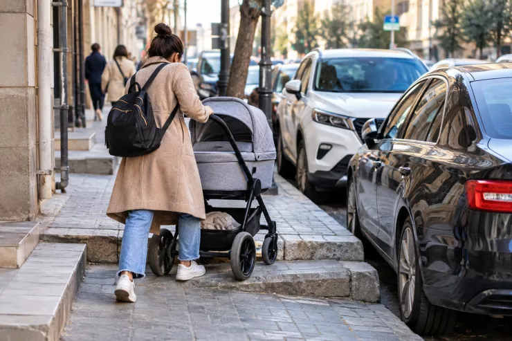 Bakıda uşaq arabası  ilə keçilməyən yollar – anaların BÖYÜK DƏRDİ 