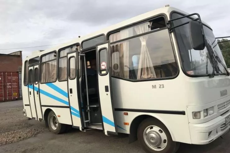 Neftçalada minik maşını avtobusa çırpıldı, ölən var 