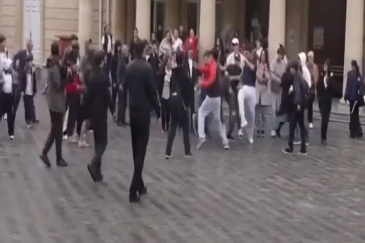 Bakıda intihar edən məktəblinin yaxınları jurnalistləri döydü, saxlanılanlar var - VİDEO 