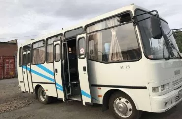 Neftçalada minik maşını avtobusa çırpıldı, ölən var