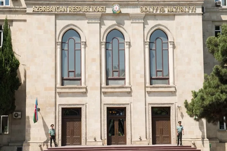 Ədliyyə Nazirliyi: Beynəlxalq axtarışda olan şəxs Albaniyada tutularaq  Azərbaycana ekstradisiya edildi