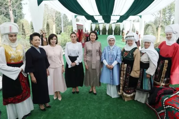 Birinci xanımlar Bişkekdə sərgidə  - FOTOLENT 
