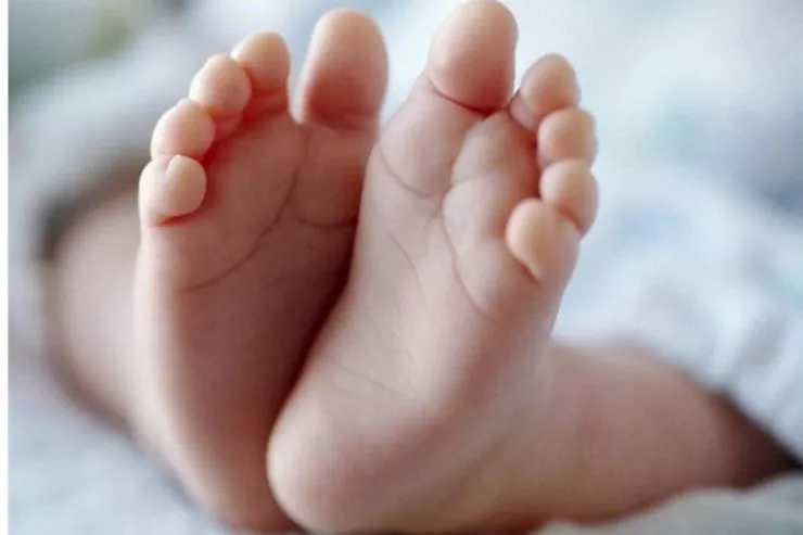 16 yaşlı qız tualetdə doğduğu  uşağı zibilliyə atdı 