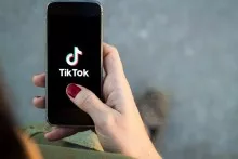 Canlı yayımda söyüş söyən  iki uşaq anası   SAXLANILDI