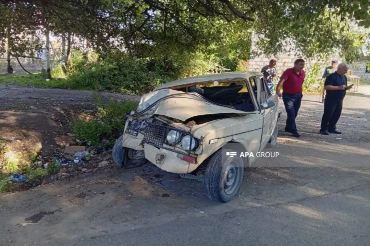 Qazaxda avtomobil ağaca çırpıldı, iki yeniyetmə  yaralandı-YENİLƏNİB -FOTO 