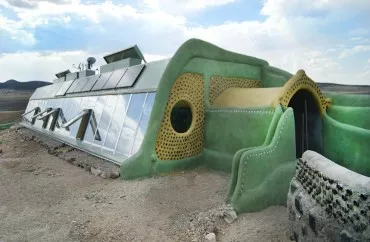 Köhnə təkərlərdən və şüşələrdən tikilmiş evlər kondisioner olmadan 20°C temperatur saxlayır