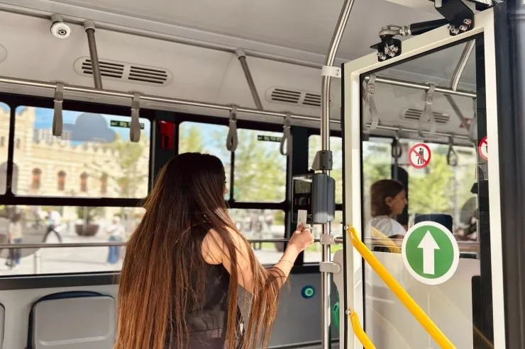 Bu avtobuslara ön və orta  qapıdan daxil ola biləcəksiniz - YENİLİK 