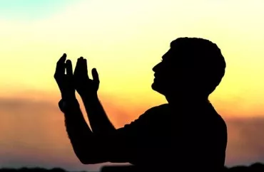 Tanınmış aparıcı dua edərkən cərimələndi 