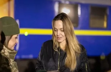 Ancelina Coli Xarkova səfər etdi