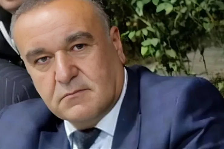 Prokuror müğənni qardaşını  öldürənə 19 il CƏZA İSTƏDİ 