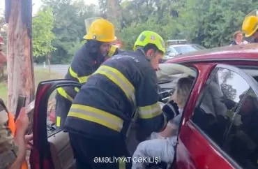 Qaxda BMW ağaca çırpıldı, sürücü xəsarət aldı - VİDEO