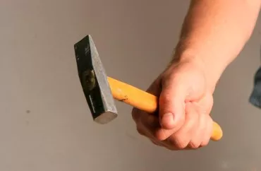 Bakıda oğlan ögey atasını öskürdüyü üçün çəkiclə  döydü
