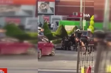 İşdən çıxarıldı: Bələdiyyənin qarşısına qılıncla gəldi
