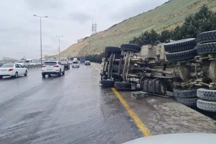 Şəmkirdə TIR minik avtomobili ilə toqquşaraq aşdı