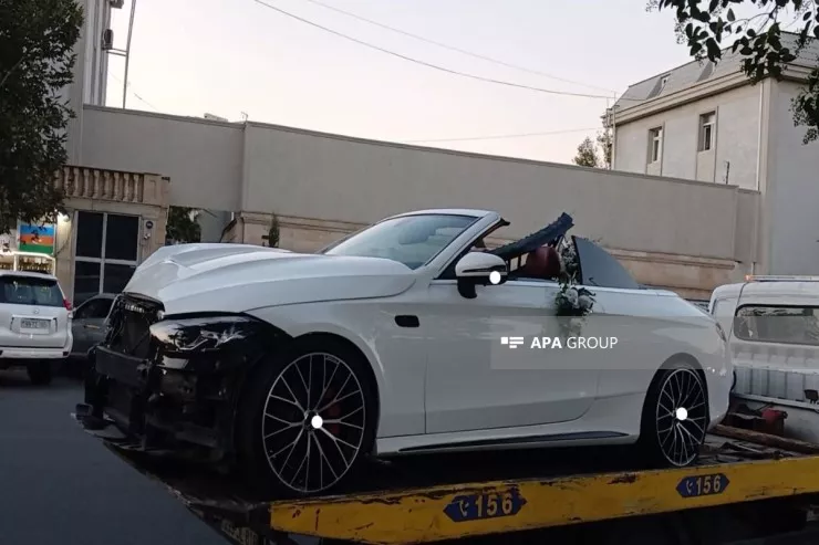 Gəncədə gəlin maşını işıq dirəyinə çırpıldı-FOTO 