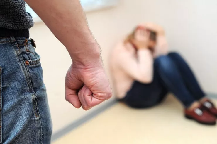 Yasda qadınlarla yazışan  kişi arvadını vəhşicəsinə döydü - Cinayət işi AÇILDI 