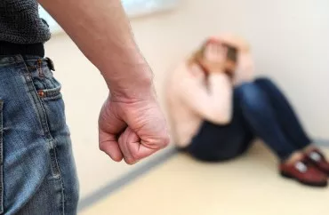 Yasda qadınlarla yazışan kişi arvadını vəhşicəsinə döydü - Masallıda