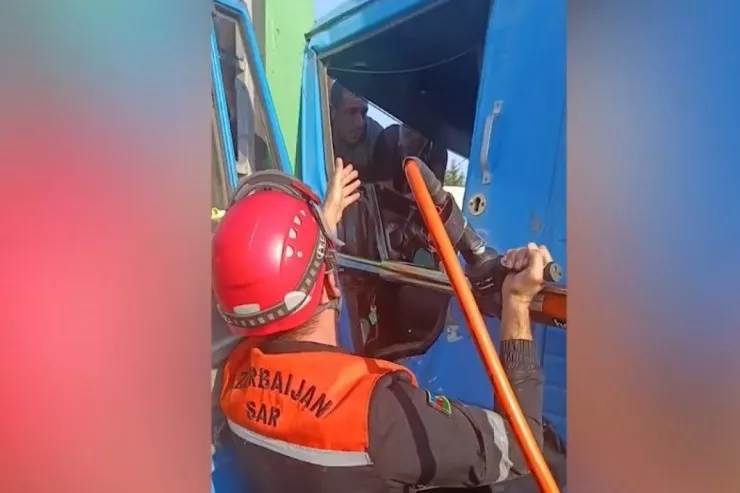 FHN əməkdaşları "Kamaz"da sıxılı vəziyyətdə  qalan şəxsi xilas etdi