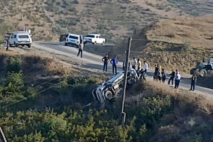 Cəlilabadda "Prado" yoldan çıxıb aşdı - FOTO 