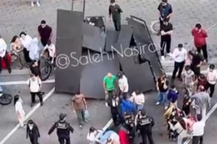 Bakıda tədbirdə monitor qadının üstünə aşdı - VİDEO 