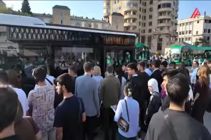 “Xəstəxana bağlanacaq, biz hələ burada qalmışıq” - Bakıda səhər tıxacı-VİDEO 