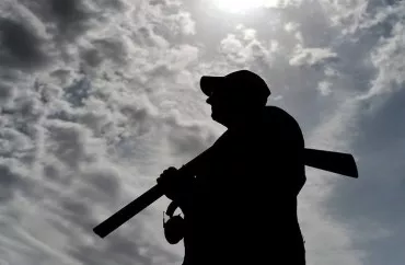 74 yaşlı ovçu qadını maralla səhv salıb güllələdi