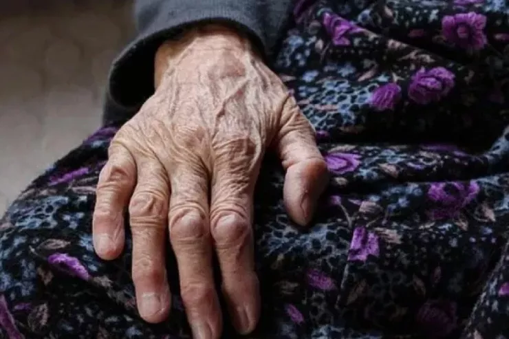 Gecəyarı valideynini küçəyə atan  oğul HƏBS EDİLDİ