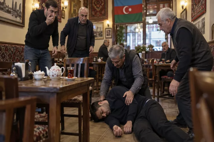 Oğuzda 2 uşaq atası kafedə   qəfil öldü 