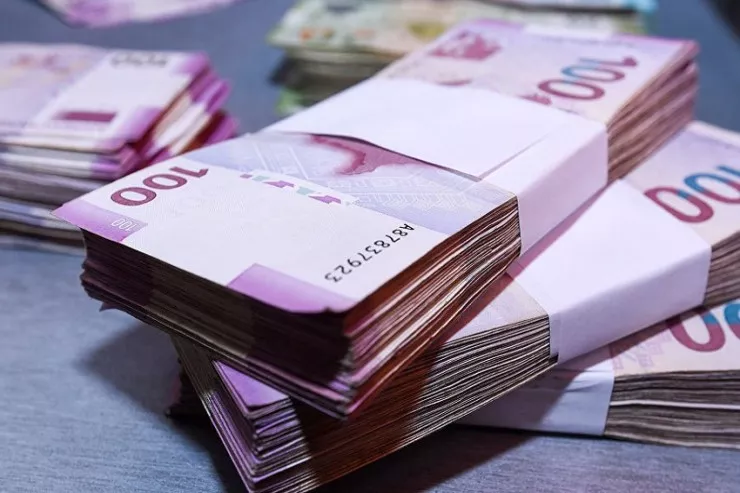 Tanışının evindən 33 min manat  oğurladı