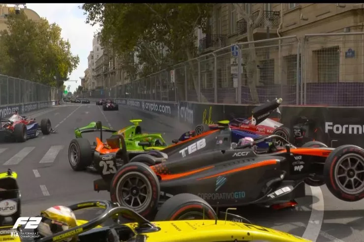 Formula 2-də kütləvi qəza: yarış dayandırıldı 