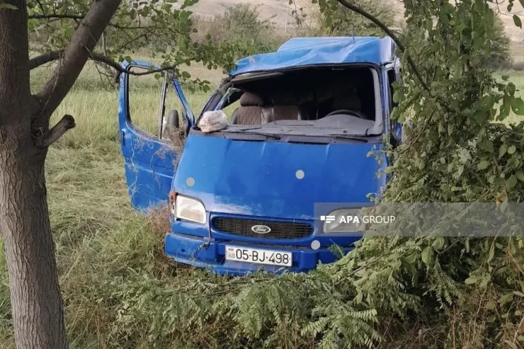 Ağstafada fəhlələri daşıyan  avtobus aşdı: 4 nəfər yaralandı 