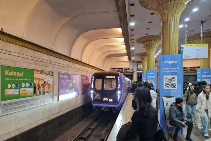 Metroda kişi qatar yoluna  tullandı