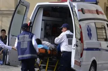 Gəncədə yıxılan oğlanı dəmir deşdi, vəziyyəti ağırdır
