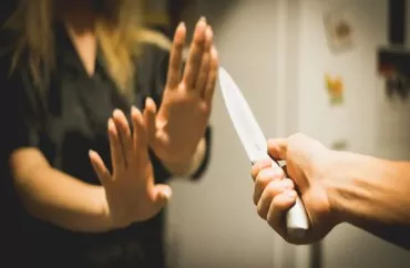 Naxçıvanda kişi  həyat yoldaşını və baldızını bıçaqladı