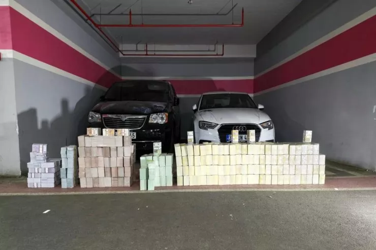 Park halındakı iki avtomobildən 20 milyondan çox  pul tapıldı