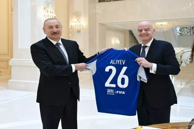 FIFA prezidenti İlham Əliyevə hədiyyələr verdi - FOTOLENT 
