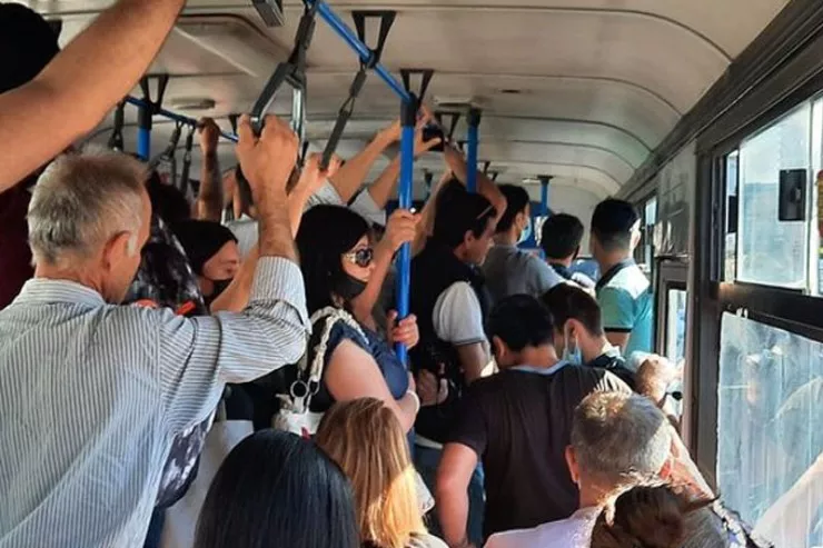 Mikroavtobusda ayağa durub yer verməyən  sərnişini döydü - Mingəçevirdə 