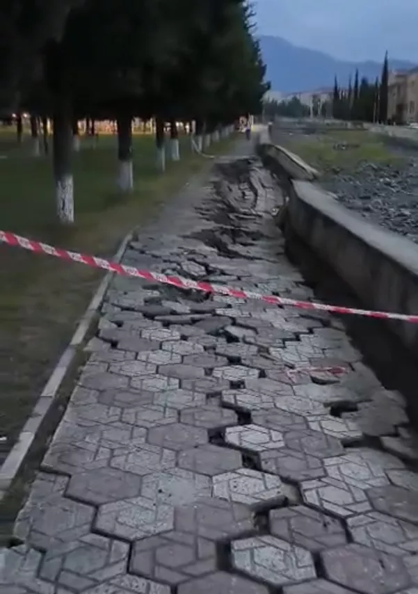 Zaqatalada məktəbin qarşısında təhlükə