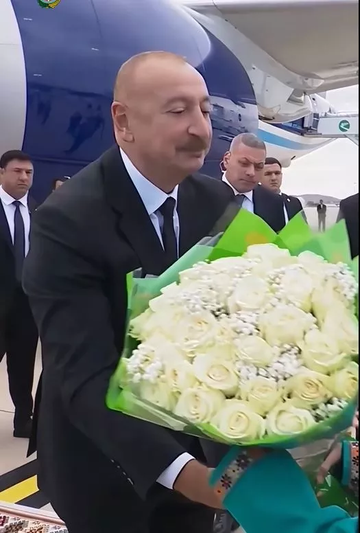 İlham Əliyev Türkmənbaşı hava limanında belə qarşılandı