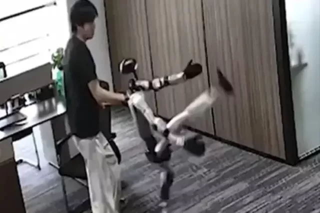 Robot onu hazırlayan mühəndisi döydü