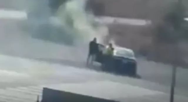 Ata və oğul yanan maşından xilas olundu